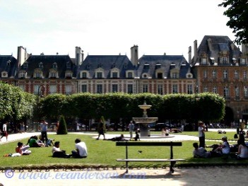 Place des Voges...relaxing in the park